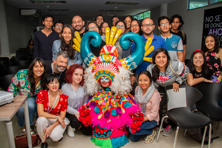 Alumnos posando para una foto junto a traje
