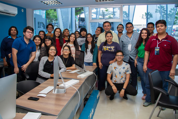 Alumnos posando para foto junto a instructor de audiovisuales