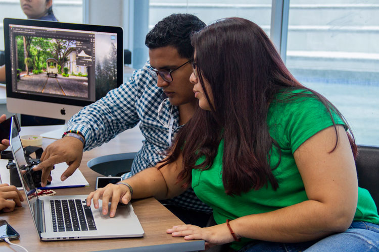 Personas interactuando con computadora